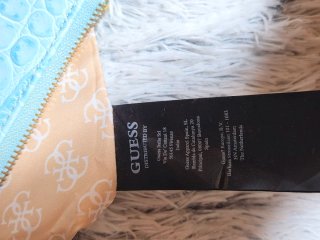 Borsa Guess azzurra effetto coccodrillo