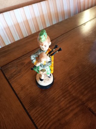 Figura gaitero resina multicolor