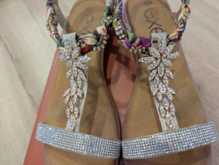 Sandalias doradas pedrería y flores