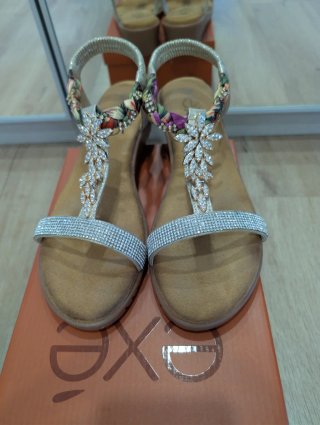 Sandalias doradas pedrería y flores