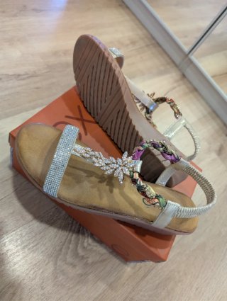 Sandalias doradas pedrería y flores