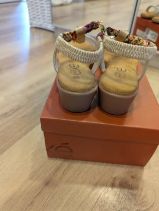 Sandalias doradas pedrería y flores