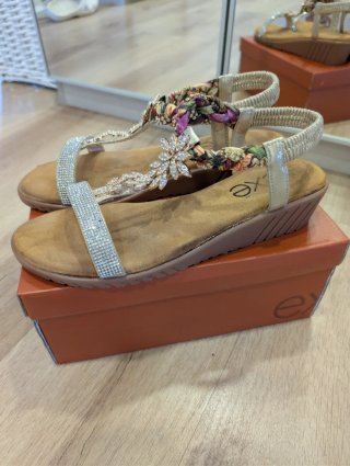Sandalias doradas pedrería y flores