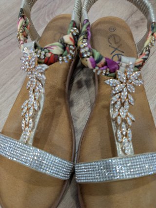 Sandalias doradas pedrería y flores