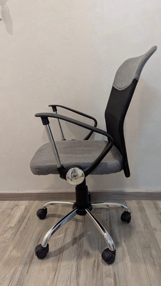 Silla de oficina ergonómica gris