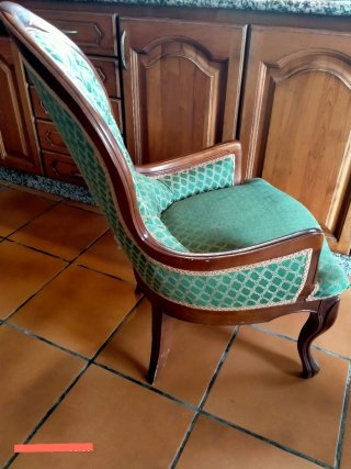 Sillón auxiliar tapizado verde y madera
