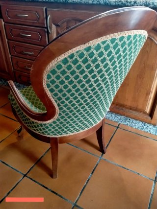 Sillón auxiliar tapizado verde y madera