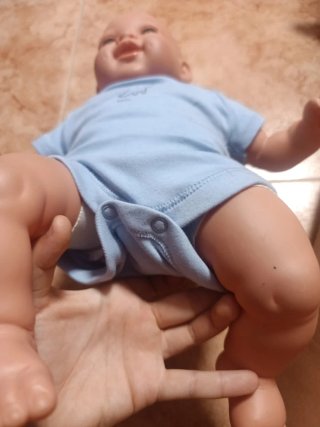 Muñeco bebé con body azul