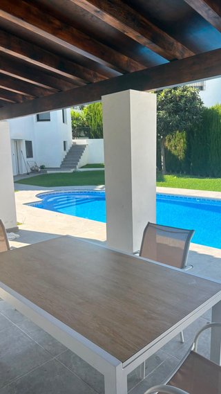 Mesa extensible jardín + 4 sillas + butaca