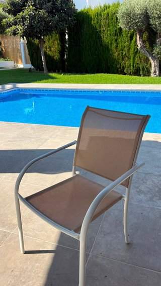 Mesa extensible jardín + 4 sillas + butaca