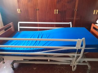 Cama articulada hospitalaria