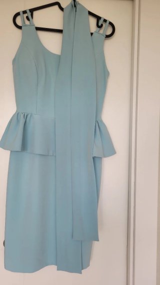 Vestido fiesta azul con peplum