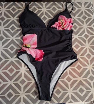 Bañador negro con estampado floral