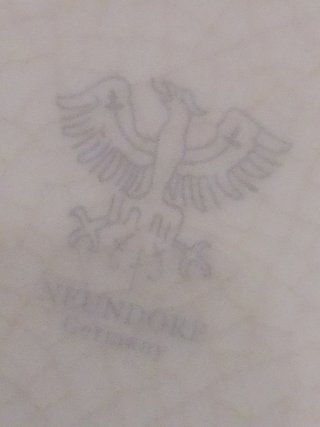 Jarrón antiguo de cerámica con asas.