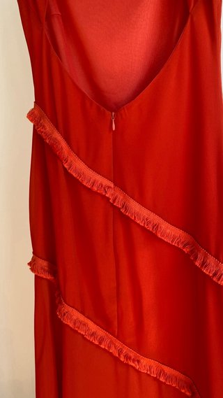 Vestido invitada naranja con flecos