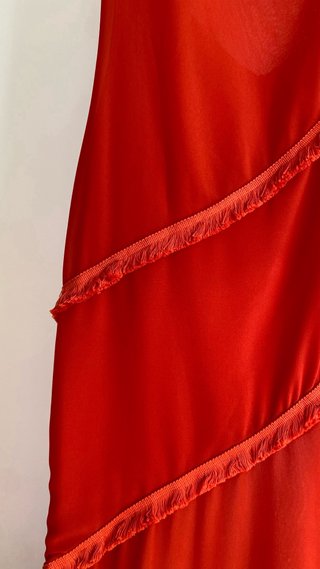 Vestido invitada naranja con flecos
