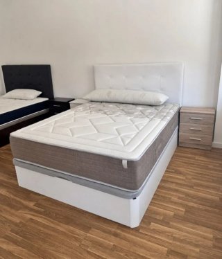 Letto a scomparsa in legno con materassi