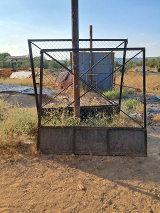Se venden dos puertas metálicas
