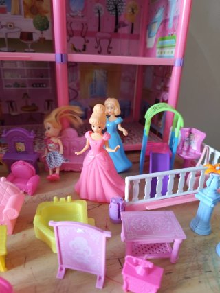 Casa de muñecas de plástico rosa