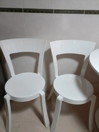 Juego de 2 Sillas Blancas de Plástico