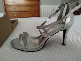 Sandalias tacón plateadas, Buonarotti
