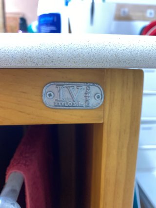 Mueble de baño y espejo madera con  lavabo y grifo