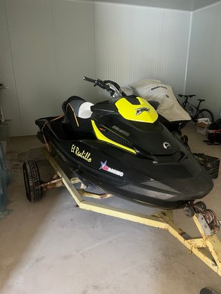 Moto de agua Sea-Doo RXT negra y amarilla