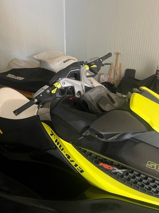 Moto de agua Sea-Doo RXT negra y amarilla