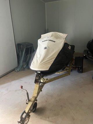 Moto de agua Sea-Doo RXT negra y amarilla