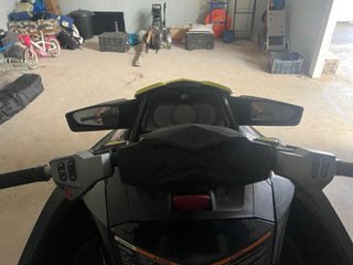 Moto de agua Sea-Doo RXT negra y amarilla