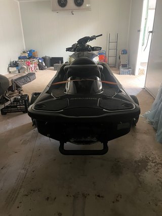 Moto de agua Sea-Doo RXT negra y amarilla