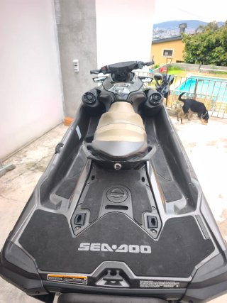 Moto de agua Sea-Doo GTX 230 gris y naranja