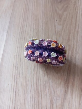 Monedero morado con flores