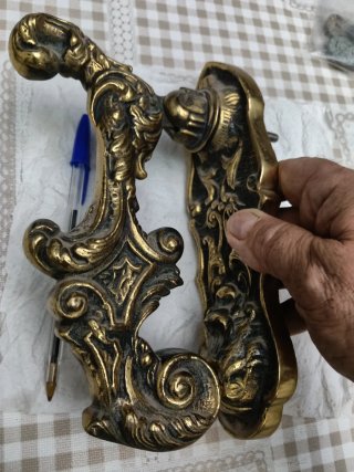 Impresionante Antiguo llamador de bronce maciso.