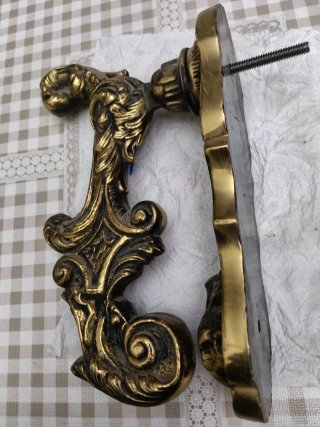 Impresionante Antiguo llamador de bronce maciso.
