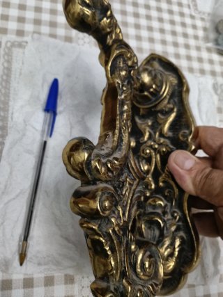 Impresionante Antiguo llamador de bronce maciso.