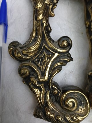 Impresionante Antiguo llamador de bronce maciso.