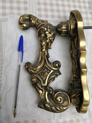 Impresionante Antiguo llamador de bronce maciso.