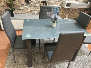 MESA CRISTAL CON 4 SILLAS