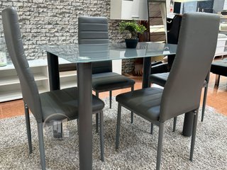 MESA CRISTAL CON 4 SILLAS
