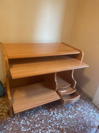 Escritorio de madera (color pino) con estantes