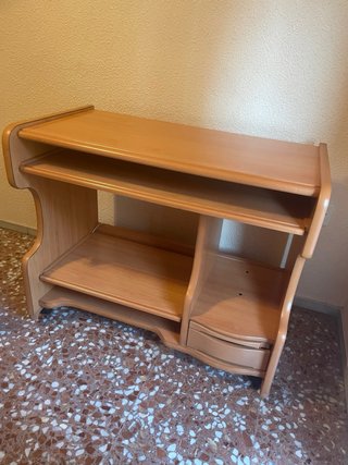 Escritorio de madera (color pino) con estantes