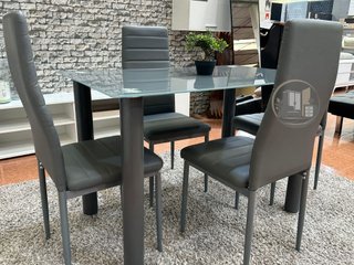 MESA CRISTAL CON 4 SILLAS