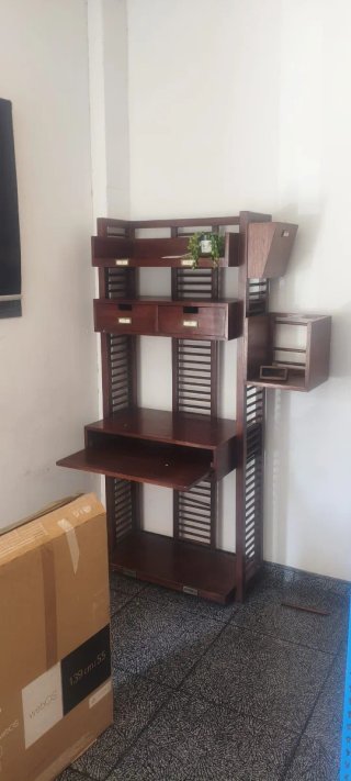 Escritorio de madera con estantería