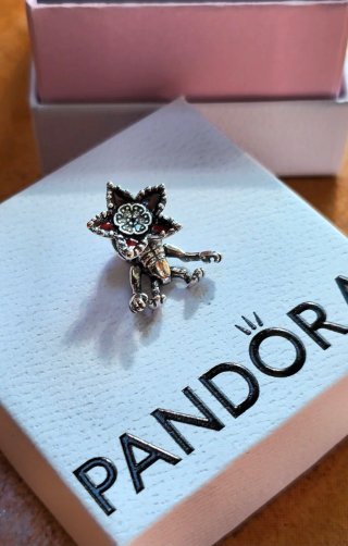 Charm Pandora Demogorgon Stranger Things Plata