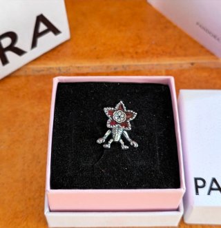 Charm Pandora Demogorgon Stranger Things Plata