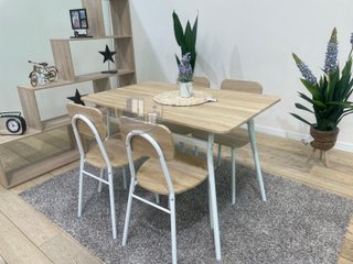 MESA CON 4 SILLAS