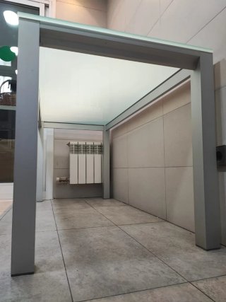 Mesa de cristal y metal gris