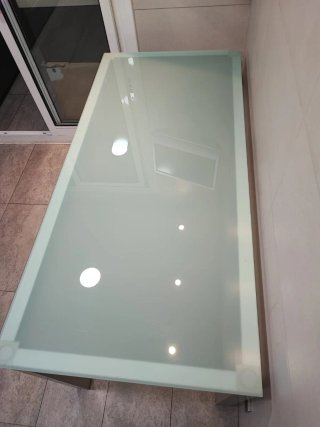 Mesa de cristal y metal gris