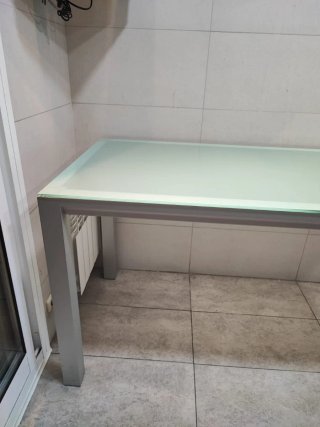 Mesa de cristal y metal gris
